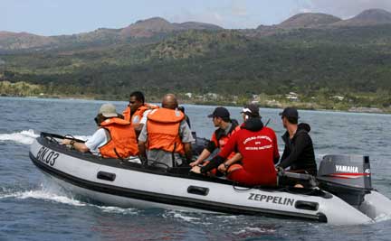 French and Comorian divers patrol the Indian Ocean waters during a search mission for the missing Yemenia Airbus A310-300 plane(Photo: Reuters)