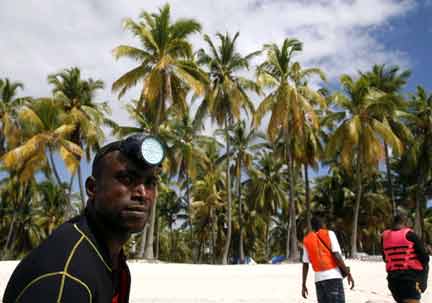 Rescue workers in the Comoros(Photo: Reuters)