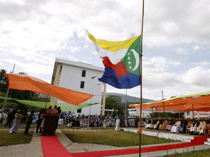 A Comoran flag flies at half-mast in Moroni during a prayer session for passengers in the missing Yemenia A310-300 aircraft and to mark the country's 34th independence anniversary.(Photo: Reuters)