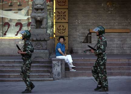 Chinese soldiers patrol a square in Urumqi, 9 July 2009(Photo: Reuters)