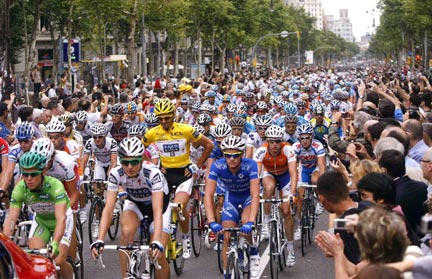 The peloton rides past at Paseig de Gracia in Barcelona during the seventh stage on 10 July, 2009(Photos: Reuters/Albert Gea)