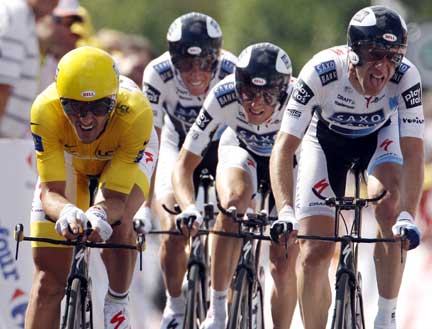 Saxo Bank rider and yellow jersey holder Fabian Cancellara arrives with his team mates at the finish line of the fourth stage of the Tour de France in Montpellier, 7 July 2009.(Photo: Reuters/Charles Platiau)