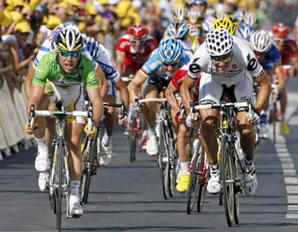 Colombia rider Mark Cavendish (left) sprints ahead of Thor Hushovd of Norway to win the third stage of the Tour de France on 6 July, 2009(Photo: Reuters/Eric Gaillard)