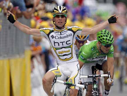 Mark Cavendish celebrates winning the 10th stage after finishing ahead of Norway's Thor Hushovd on 14 July, 2009(Photo: Reuters/Charles Platiau) 