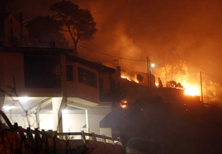 Hundreds of residents of a district in the east of the city of Marseille are evacuated as a bush fire neared their residences July 23, 2009. (Photo: Reuters)