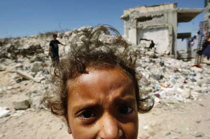 A Palestinian girl stands in front of a destroyed house in Khan Younis in the southern Gaza Strip(Photo: Reuters)