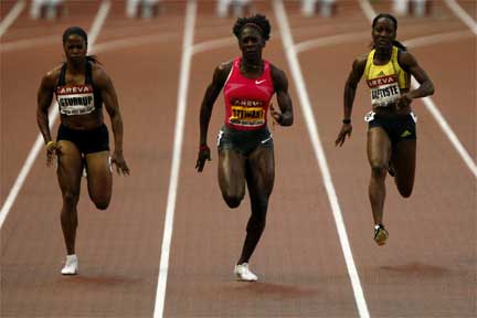 Kerron Stewart (C) races Chandra Sturrup of the Bahamas (L) and Kelly-Ann Baptiste of Trinidad and Tobago (L) in Saint-Denis near Paris, 17 July 2009(Photo: Reuters)