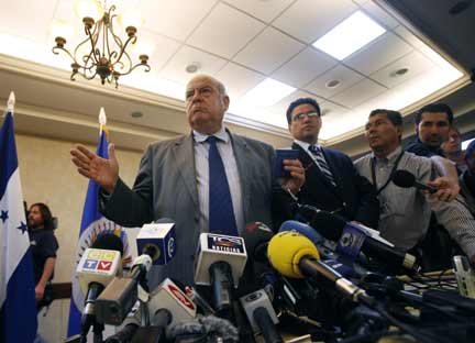 Organization of American States (OAS) chief Jose Miguel Insulza (L) addresses a news conference at a hotel in downtown Tegucigalpa (Photo: Reuters)