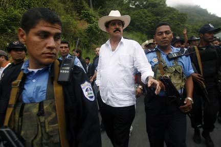 Nicaraguan police escort President Manuel Zelaya to the frontier(Photo: Reuters)