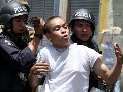 Police officers arrest a supporter of Honduras' ousted President Zelaya during a march in San Pedro Sula(Photo: Reuters)