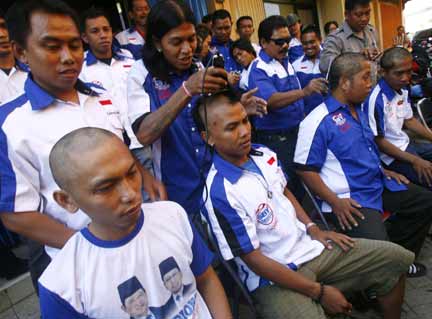 Supporters of Indonesia's President Susilo Bambang Yudhoyono shave their heads in Makassar to celebrate his election win (Photo: Reuters)