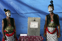 Election officials dressed as characters from traditional theatre at a polling station(Photo: Reuters)