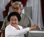 Megawati Sukarnoputri casts her vote(Photo: Reuters)
