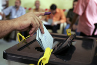 An Iraqi Kurdish resident of Baghdad casts his ballot(Photo: Reuters)
