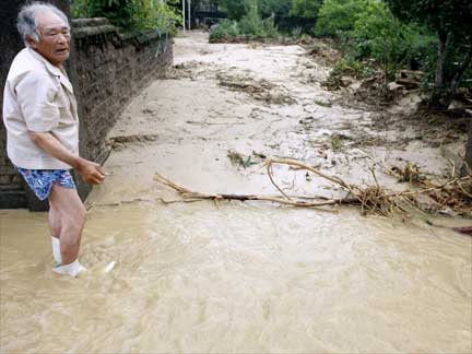 A man stands next to his house damaged by heavy rain and mudslides in Hofu(Photo: Reuters) 