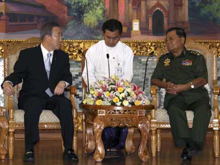 Ban Ki-moon (L) with Myanmar's Senior General Than Shwe (R) in Naypyidaw(Photo: Reuters)
