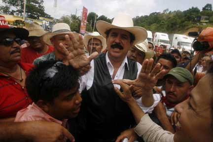 Manuel Zelaya with supporters at the Las Manos border station (Photo: Reuters)