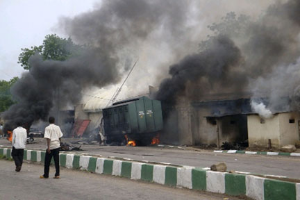 Smoke rises from Maiduguri prison in Nigeria on 27 July, 2009. More than 300 people have lost their lives in the violence that has hit four northern states. (Photo: Reuters/Afolabi Sotunde)
