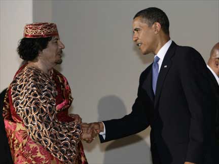 US President Barack Obama shakes hands with Libya's leader Moamer Kadhafi (Photo: Reuters)