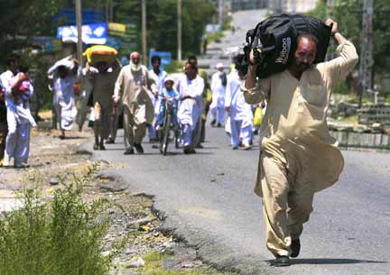 A refugee returns to the Swat valley's main town, Mingora(Photo: Reuters)