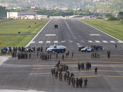 Soldiers and Police blocking the runway of the airport of Toncontin, Honduras, on Sunday(Photo: Reuters )