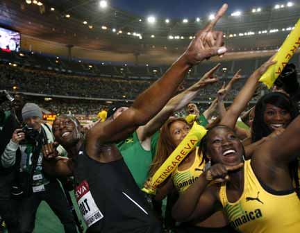 Usain Bolt celebrates with a dance after winning the 100 metres event at the Golden League athletics meeting in Paris on 17 July, 2009(Photo: Reuters/Pascal Rossignol)