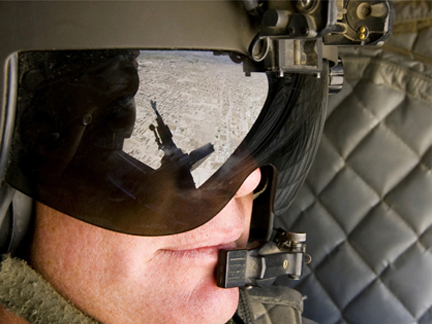 A US gunner in a Chinook helicopter over Kabul on 1 July 2009(Photo: Reuters)