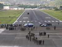 Comorians and victims' families creating a human chain at Marseille airport on Thursday in order to prevent a Yemenia flight departing(Photo: AFP)