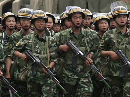 Chinese soldiers running down a main street in Urumqi on 8 July 2009(Photo: Reuters)