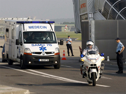 An ambulance carrying Bahia Bakari arrival her arrival back in France on 2 July 2009(Photo: Reuters)