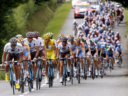 The peloton rides the eleventh stage of the Tour between Vatan and Saint Fargeau on Wednesday
(Photo: Reuters)
