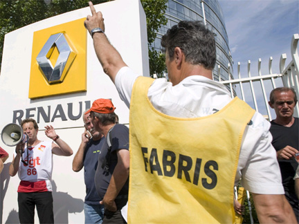 Laid-off workers of collapsed French car parts maker New Fabris demonstrate in front of Renault's headquarters in Boulogne-Billancourt, near Paris, Thursday.
(Photo: Reuters)