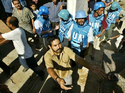 Palestinians collect UN Aid packages, 7 October 2004(Photo: Reuters)