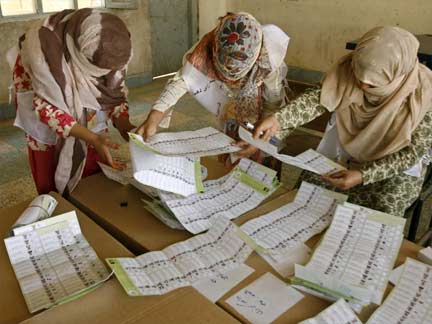 Election officials sort ballot papers in Kandahar(Photo: Reuters)
