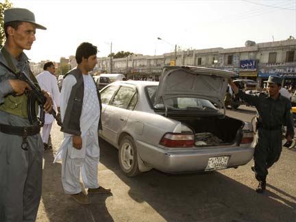 Afghan policemen inspect cars in Herat, western Afghanistan(Photo : Reuters)