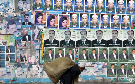A man passes a wall of campaign posters in Kabul on 17 August, 2009(Photo: Reuters/Adrees Latif)