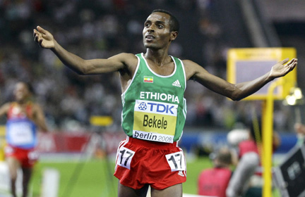 Kenenisa Bekele celebrates winning the 10,000m at the World Athletics Championships in Berlin, Germany on 17 August, 2009(Photo: Reuters/Michael Dalder)