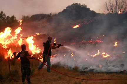 Battling flames in Palini, a suburb of Athens, 23 August 2009(Photo: John Kolesidis/Reuters)