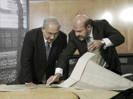 Netanyahu looking at plans for Auschwitz in Germany, 27 August 2009(Photo: Reuters)