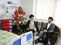 Iran's Supreme Leader Ayatollah Ali Khamenei visits Abdul-Aziz al-Hakim in hospital, May 2007(Photo: Reuters)