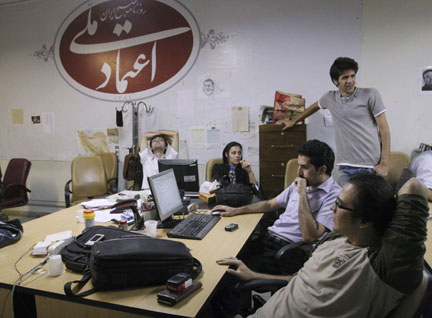 Journalists sit in the offices of the Etemad-e Melli newspaper, owned by leading pro-reform cleric Mehdi Karoubi, in Tehran on 17 August, 2009. Its editor Mohammad Ghoochani is reported to have appeared in court on Tuesday. (Photo: Reuters)