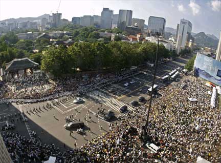 The hearse carrying former President Kim Dae-Jung's body leaves Soul City Hall Plaza for the national cemetery, 23 August 2009(Photo: Reuters)