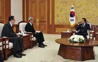 Lee Myun-Bak (R) and two North Korean envoys at the presidential Blue House in Seoul, 23 August 2009(Photo: Blue House handout via Reuters)