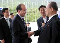 North Korean Red Cross delegate Choe Song-Ik (R) meets his South Korean counterpart Kim Young-Chel in Mt. Kumgang, North Korea, 26 August 2009(Photo: Reuters)