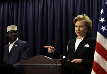 Clinton and Sharif in Nairobi 6 August 2009(Photo: Reuters)
