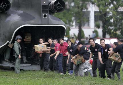 People loading military helicopters with supplies for Typhoon victims. Taiwan, 12 August 2009(Photo: Reuters)