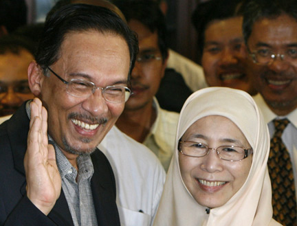 Anwar Ibrahim and Wan Azizah Wan Ismail(Photo: Reuters)