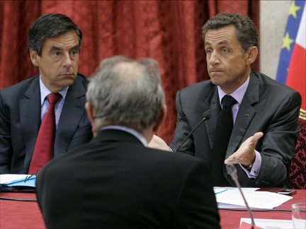 Nicolas Sarkozy speaks at a meeting with French Prime Minister François Fillon and former Prime Minister Michel Rocard at the Elysée Palace on Wednesday.(Photo: Reuters)