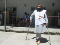 A disabled election worker at Qala-e-Fatullah polling station, Kabul - many Afghans have lost limbs in decades of war
(Photo: Tony Cross/RFI)