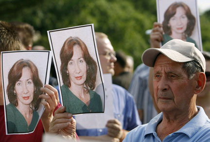 Supporters hold portraits of murdered activist Natalia Estemirova in Moscow on July 16, 2009. Chechen President Ramzan Kadyrov this week denied any involvement in her murder(Photo : Reuters/Denis Sinyakov)